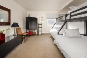 Postel nebo postele na pokoji v ubytování Evergreen Lodge at Vail + 37 fotografií