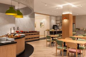 Кухня или мини-кухня в Holiday Inn Almaty
