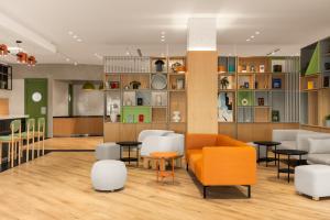 Гостиная зона в Holiday Inn Almaty