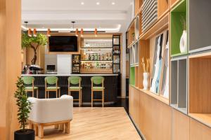 Телевизор и/или развлекательный центр в Holiday Inn Almaty