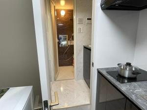 東京にあるCOMMA HOUSE Shinjuku 14のガラスドア付きのキッチン(シャワー付)