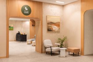 Гостиная зона в Holiday Inn Almaty