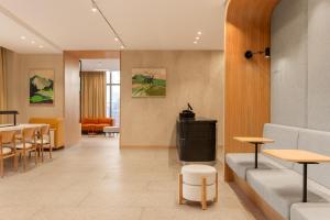 Гостиная зона в Holiday Inn Almaty