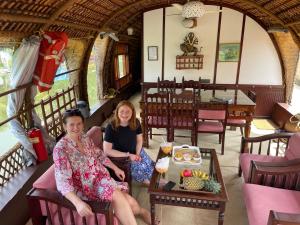 Thara's Houseboat的休息区