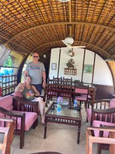 Thara's Houseboat的休息区