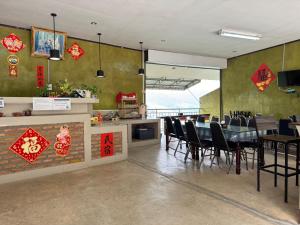a dining room with a table and chairs at Baan Ruam Cha in Mae Salong