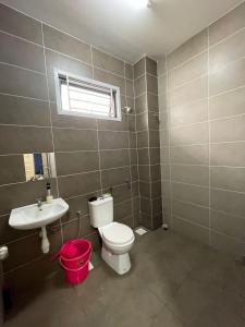 Koupelna v ubytování HOMESTAY TERATAK SAKINAH ii + 7 fotografií