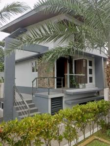 une maison avec un escalier en face de celle-ci dans l'établissement The Nest by Trabiesa Tagaytay, à Tagaytay 8 autres photos