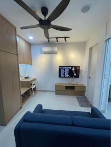 - un salon avec un canapé bleu et un ventilateur de plafond dans l'établissement Sungna Homestay, à Kota Kinabalu