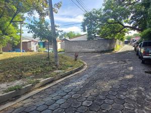 un camino de ladrillo con una boca de incendios en una calle en Casa las Flores, en San Miguel