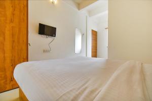 TV a/nebo společenská místnost v ubytování FabHotel Tiru Residency