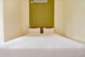 Postel nebo postele na pokoji v ubytování FabHotel Tiru Residency