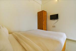 TV a/nebo společenská místnost v ubytování FabHotel Tiru Residency