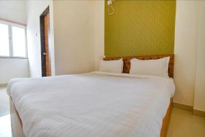 Postel nebo postele na pokoji v ubytování FabHotel Tiru Residency
