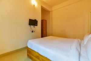 TV a/nebo společenská místnost v ubytování FabHotel Tiru Residency
