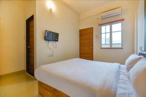 Postel nebo postele na pokoji v ubytování FabHotel Tiru Residency