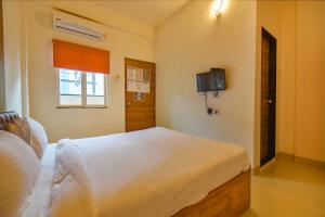 Postel nebo postele na pokoji v ubytování FabHotel Tiru Residency