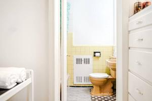 Ένα μπάνιο στο Lumière et Propreté à McGill parking gratuit