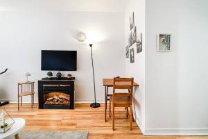 Μια τηλεόραση ή/και κέντρο ψυχαγωγίας στο Lumière et Propreté à McGill parking gratuit