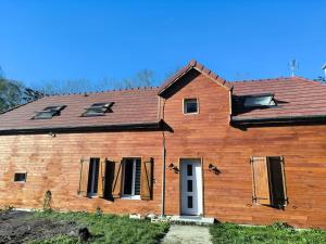 a wooden house with windows and a roof at Maison cosy 2 chambres proche Troyes in Villacerf