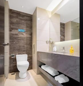 同安区Xiamen Minyi International Hotel的带马桶和水槽的浴室 更多26张照片