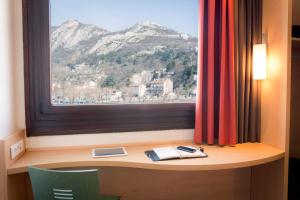 Nespecifikovaný výhled na hory nebo výhled na hory při pohledu z hotelu