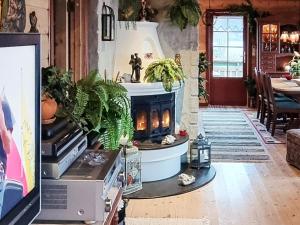 TV a/nebo společenská místnost v ubytování 9 person holiday home in HUNDEIDVIK-By Traum