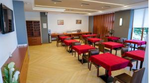 TV a/nebo společenská místnost v ubytování 6 Milje Hotel