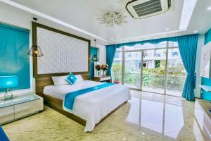 Voodi või voodid majutusasutuse Sea Villa FLC Sầm Sơn - Villa SB-NT toas +98 fotot
