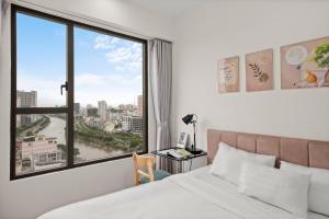 a bedroom with a bed and a large window at Căn hộ Rivergate - Sài Gòn, Quận 4 in Ho Chi Minh City +179 photos