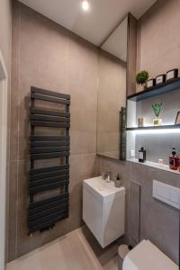 a bathroom with a white toilet and a sink at Stylische Wohnung in TOP-Lage in Hannover-Mitte in Hannover