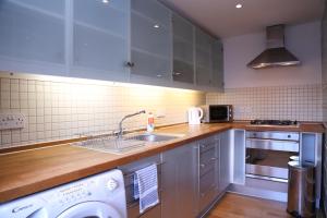 Una cocina o zona de cocina en Paddington Southwick Street Apartments
