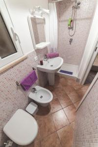 カリーニにあるCasa Turramèのバスルーム(トイレ、洗面台、シャワー付)
