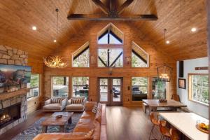Χώρος καθιστικού στο One of a Kind Cabin, Covered Deck, Spa, and Games