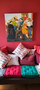 una stanza con cuscini colorati e una parete con un dipinto di Casa Azalea a Lainate Altre 26 foto