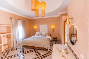 Ένα ή περισσότερα κρεβάτια σε δωμάτιο στο Riad Villa Amood