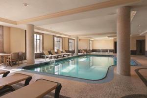 Bazén v ubytování Radisson Hotel Toronto Airport West nebo v jeho okolí