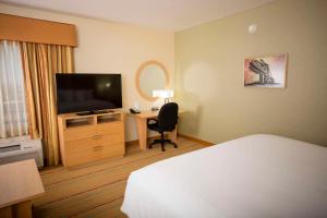 TV in/ali zabaviščno središče v nastanitvi Radisson Hotel Yuma