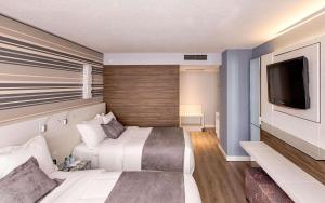 TV a/nebo společenská místnost v ubytování Radisson Hotel Curitiba
