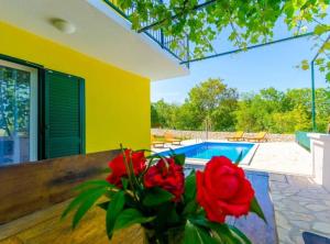Bazén v ubytování Tranquil Oasis Holiday Home Primorski Dolac with Pool nebo v jeho okolí