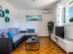 TV a/nebo společenská místnost v ubytování Tranquil Oasis Holiday Home Primorski Dolac with Pool + 22 fotografií