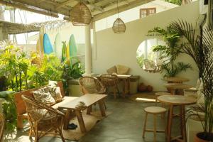 Istumisnurk majutusasutuses Surf Lodge Madiha