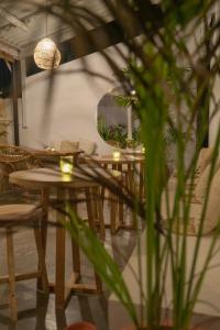 Istumisnurk majutusasutuses Surf Lodge Madiha