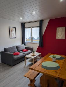 Gouville-sur-MerにあるLe Village du Phareのソファとテーブルのあるリビングルーム