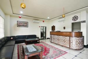 a living room with a couch and a bar at Hotel Dior Near Jal Mahal, Jaipur in Jaipur