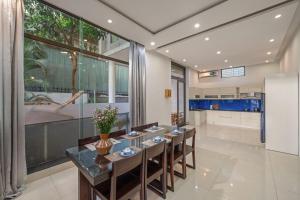 Kuchyň nebo kuchyňský kout v ubytování Nhat Villa 5br full AC near MY KHUE BEACH Western Town