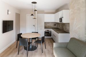 a kitchen and dining room with a table and chairs at Residence Piccolo Olimpo in Toscolano Maderno