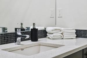 Gambar di galeri bagi Bright & Cozy 2-Bedroom Basement Suite di Chestermere +27 gambar