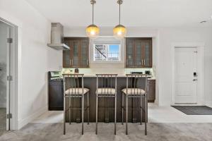 Dapur atau dapur kecil di Bright & Cozy 2-Bedroom Basement Suite