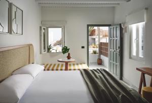 Posteľ alebo postele v izbe v ubytovaní NUMO Mykonos Boutique Resort
